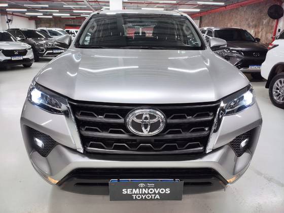 TOYOTA HILUX SW4 2.7 VVT-i FLEX SRV 7L 4X2 AUTOMÁTICO TOYOTA HILUX SW4 2.7 VVT-i FLEX SRV 7L 4X2 AUTOMÁTICO